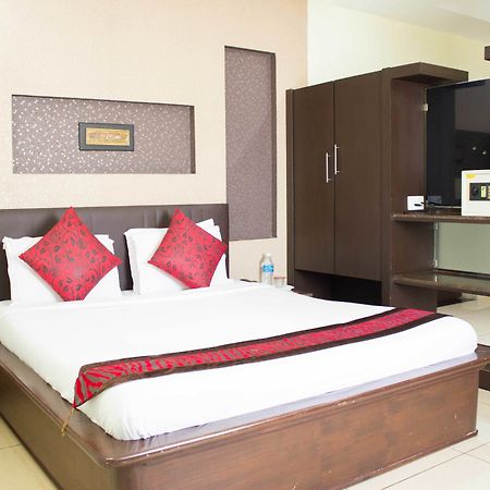 Hotel Oyo 4895 Abi Krishna à Pondichéry Extérieur photo