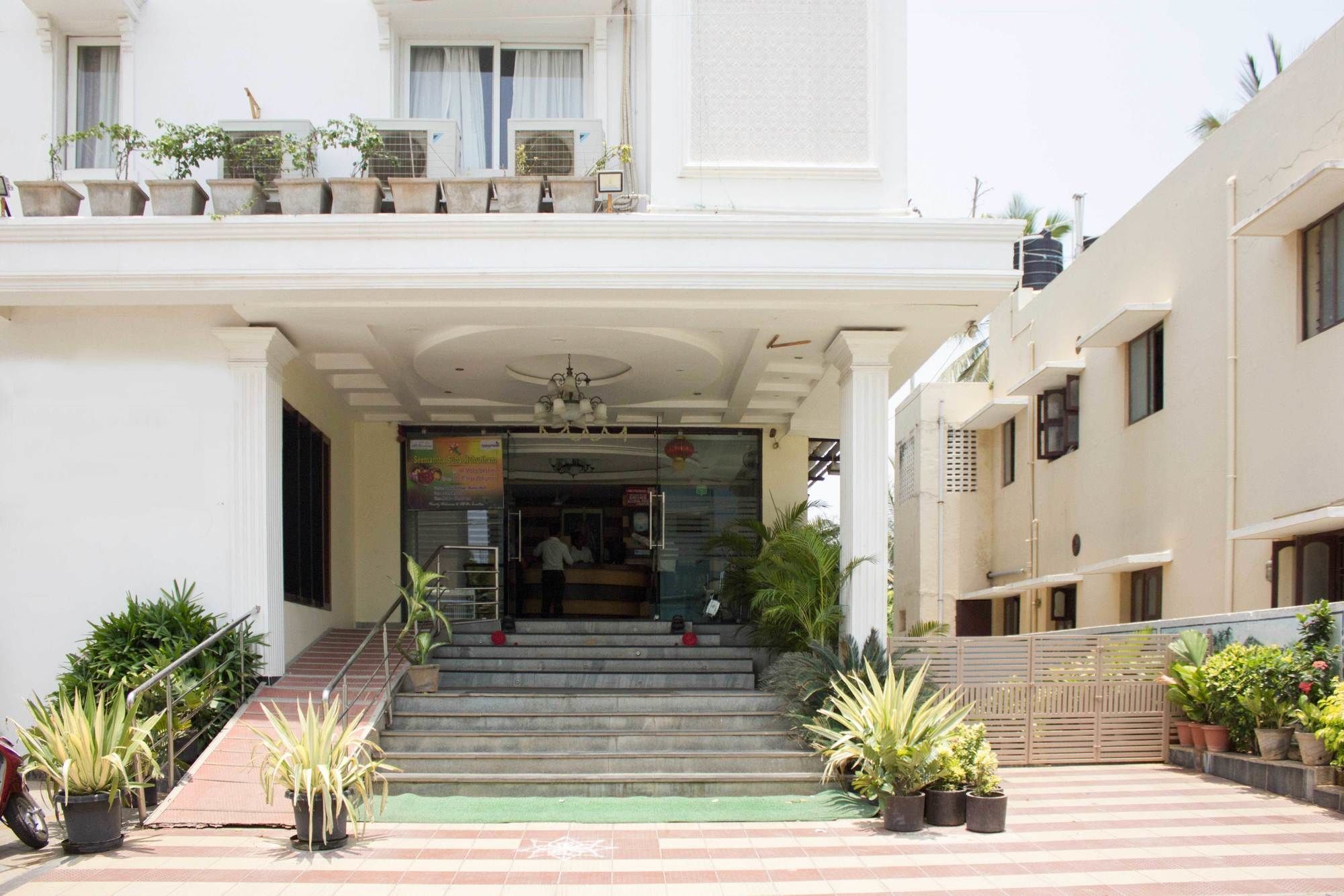 Hotel Oyo 4895 Abi Krishna à Pondichéry Extérieur photo