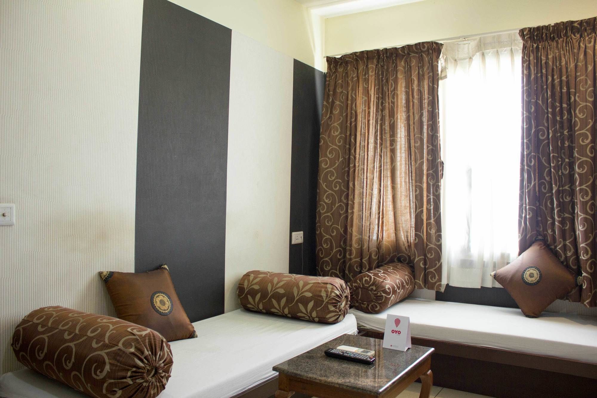 Hotel Oyo 4895 Abi Krishna à Pondichéry Extérieur photo